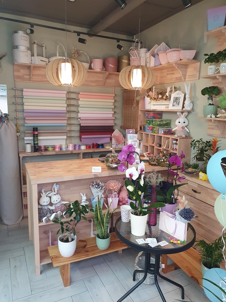 Цветочный магазин в пешеходной зоне бутиков и кафе