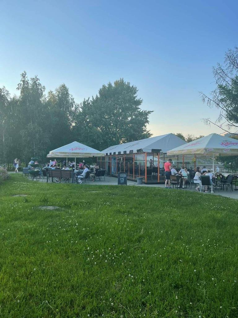 Два летних кафе в парке Победы