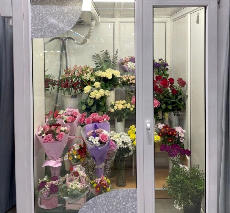 Магазин цветов в прикассовой зоне супермаркета
