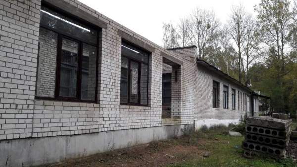 Здание многофункционального назначения в живописном месте
