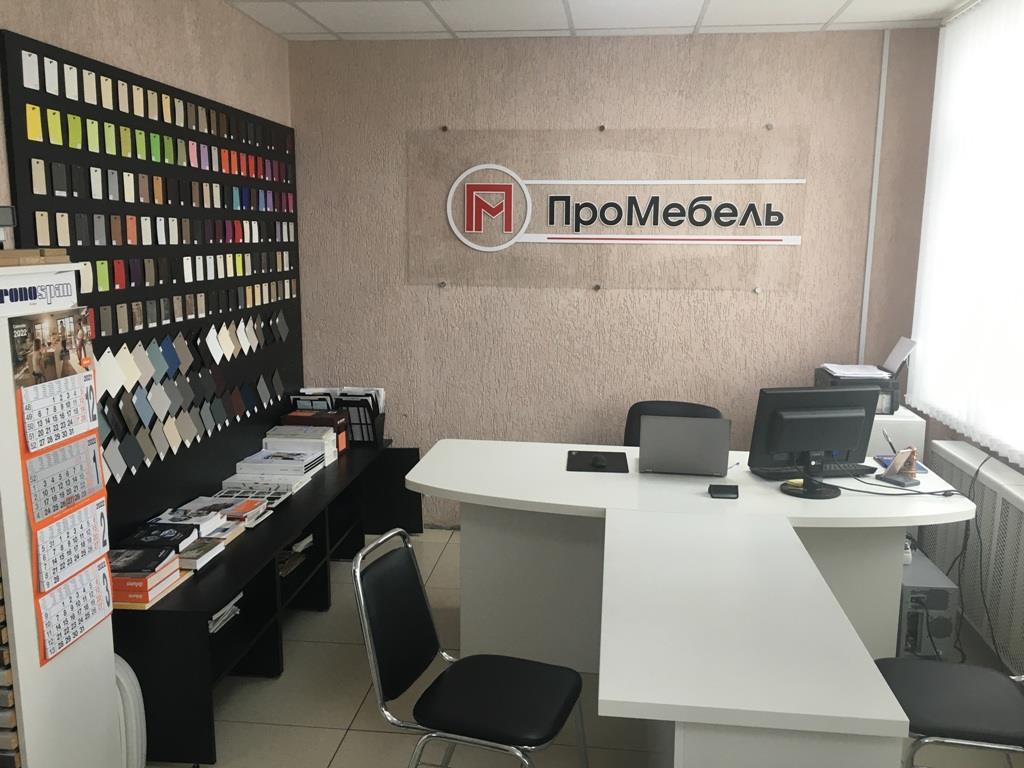 Уютный салон кухонь в большом торговом центре