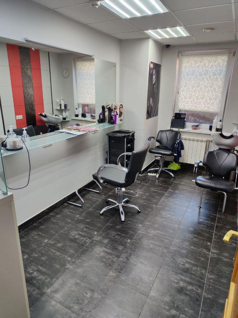Салон красоты рядом с выходом метро Уручье