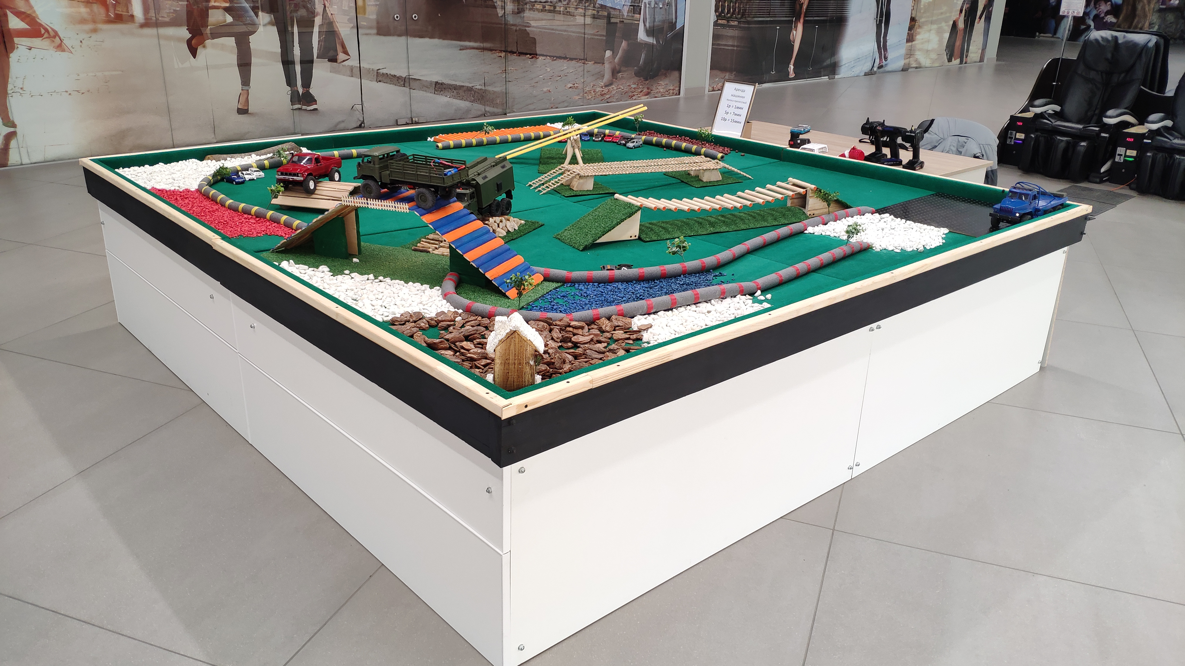 Аттракцион с радиоуправляемыми машинками