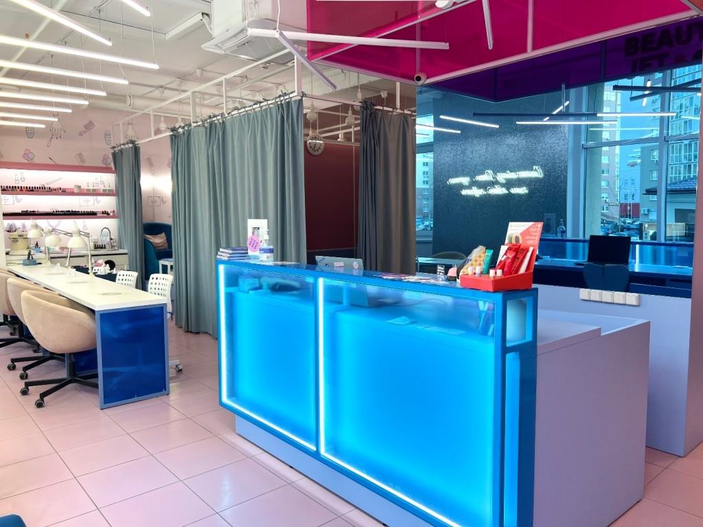 Салон красоты сразу за ТЦ "Dana mall"