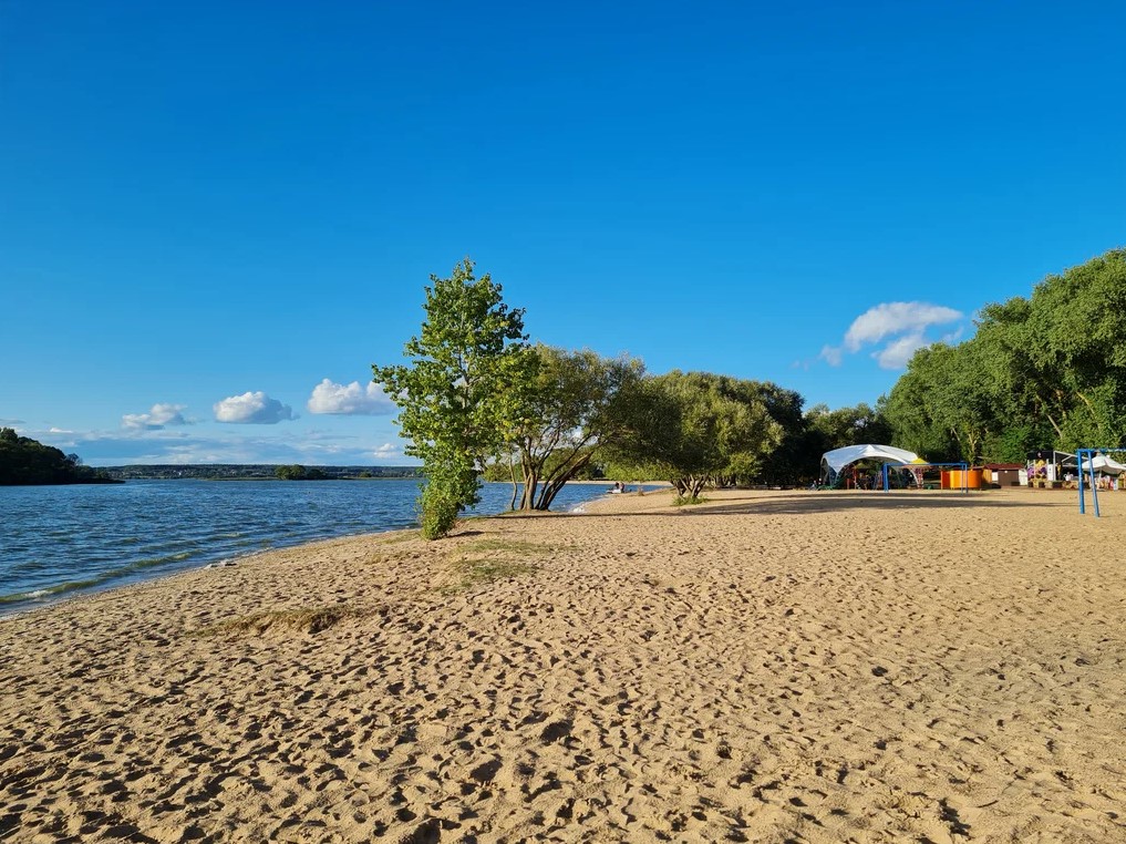 Отдельно стоящее кафе на берегу Минского моря