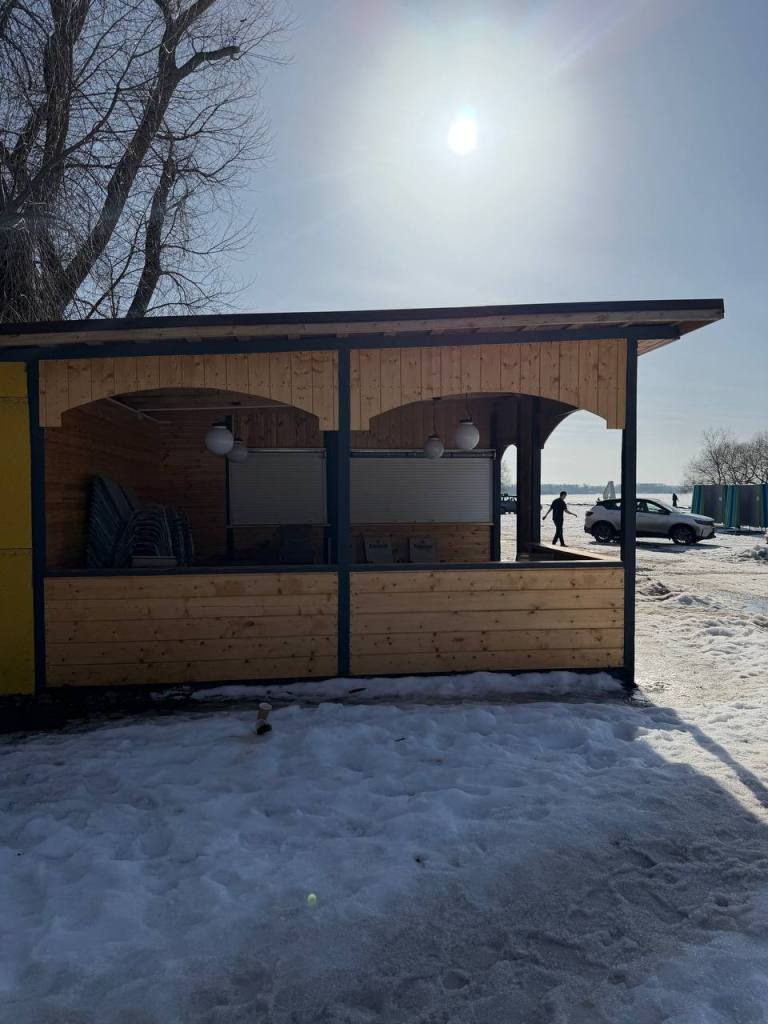 Отдельно стоящее кафе на берегу Минского моря