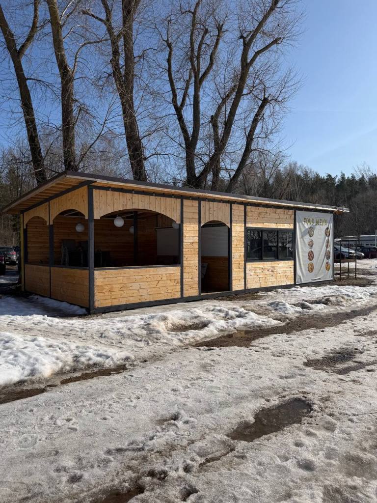 Отдельно стоящее кафе на берегу Минского моря