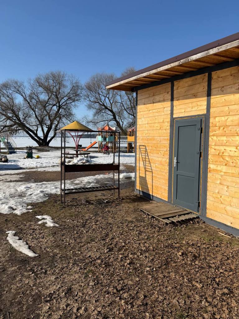 Отдельно стоящее кафе на берегу Минского моря