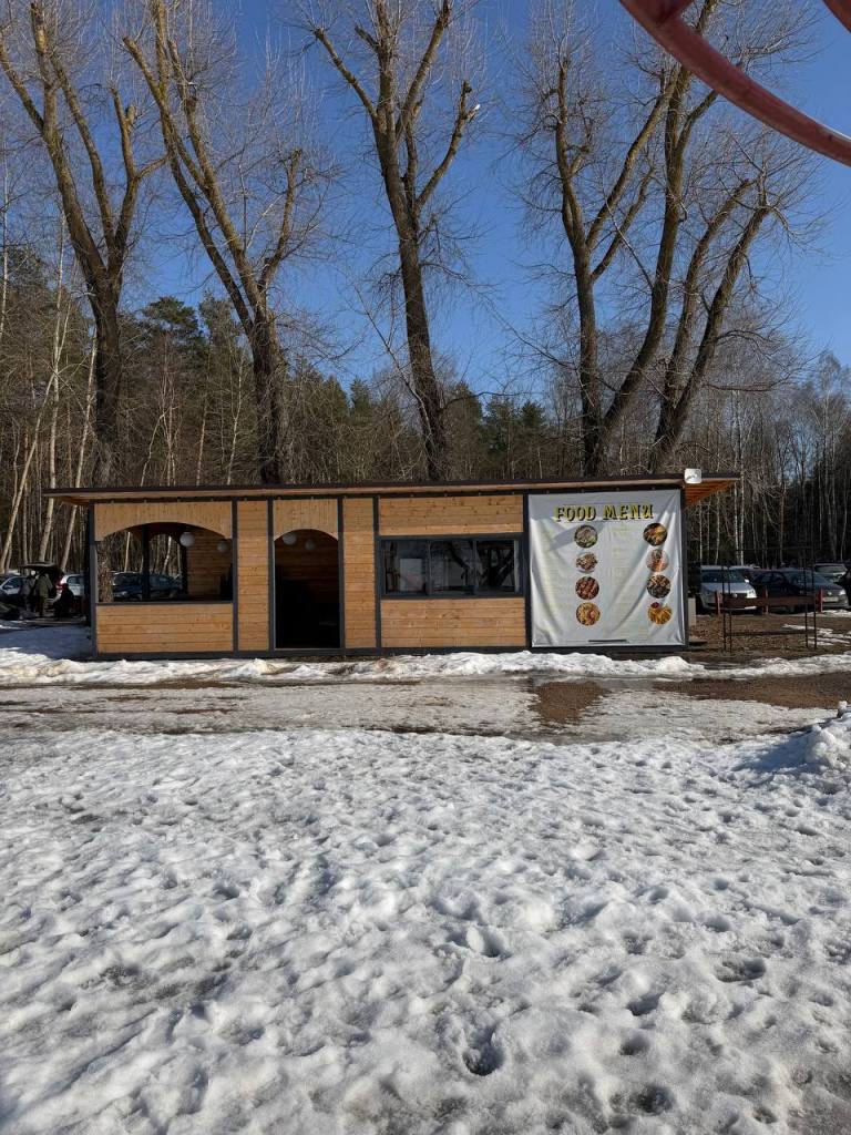 Отдельно стоящее кафе на берегу Минского моря