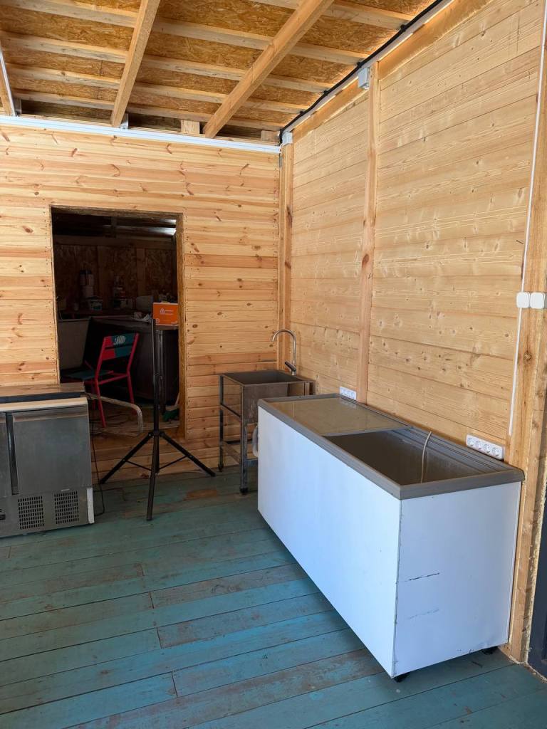 Отдельно стоящее кафе на берегу Минского моря