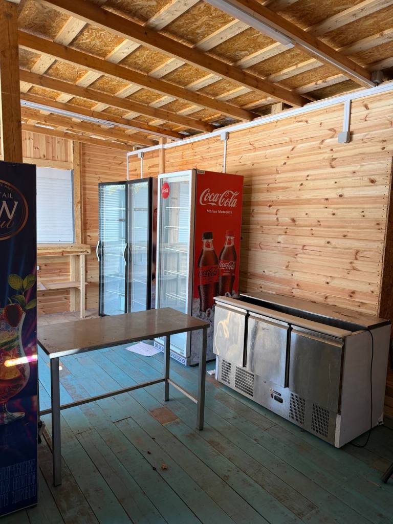 Отдельно стоящее кафе на берегу Минского моря