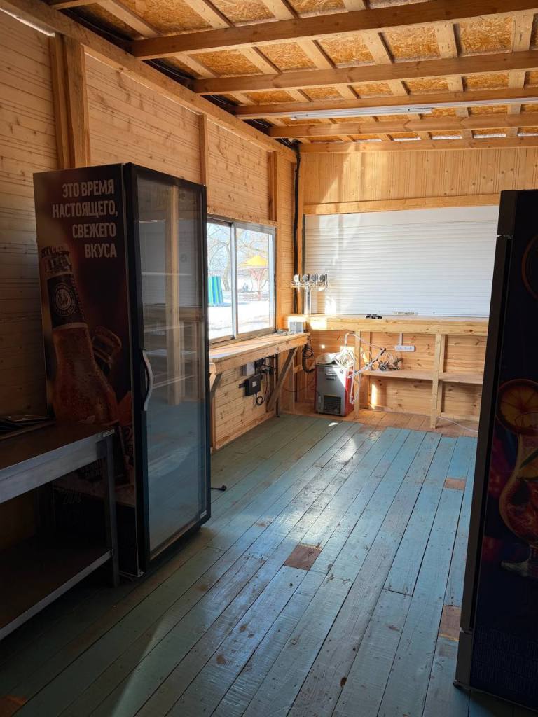 Отдельно стоящее кафе на берегу Минского моря