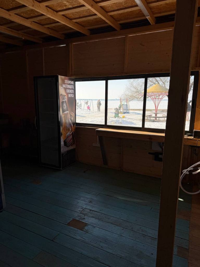 Отдельно стоящее кафе на берегу Минского моря