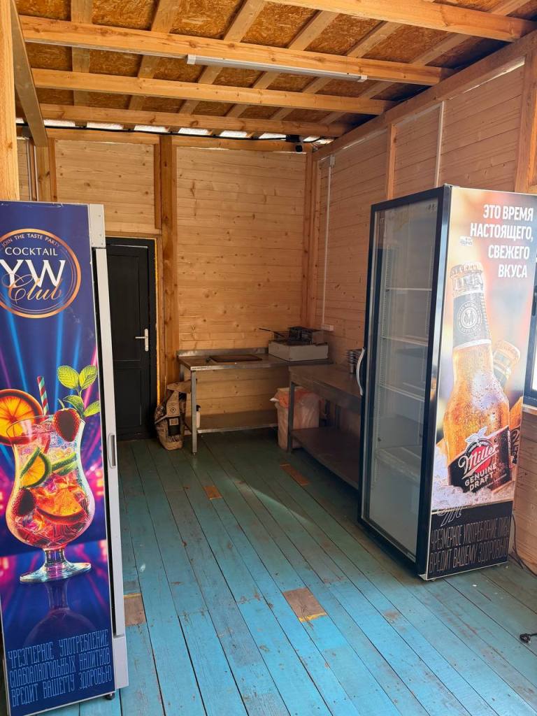 Отдельно стоящее кафе на берегу Минского моря