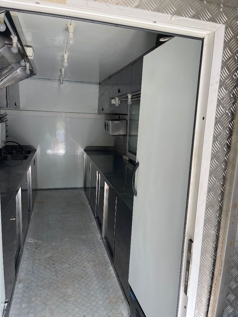 Готовый фудтрак на базе Mercedes-Benz Atego