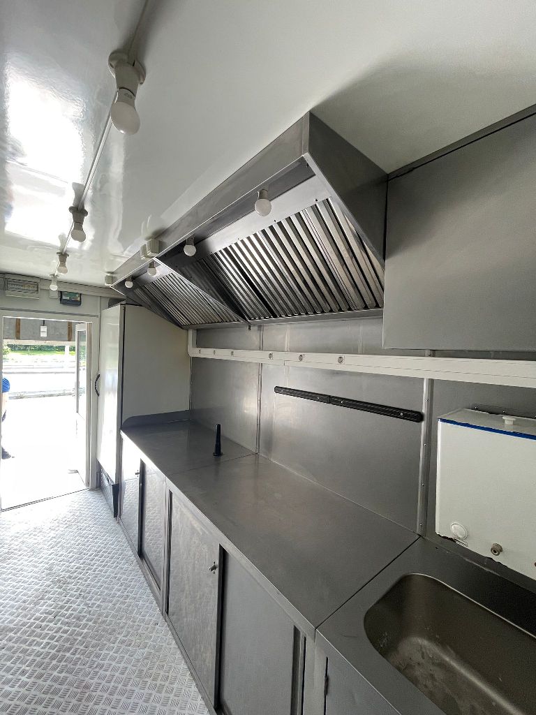 Готовый фудтрак на базе Mercedes-Benz Atego