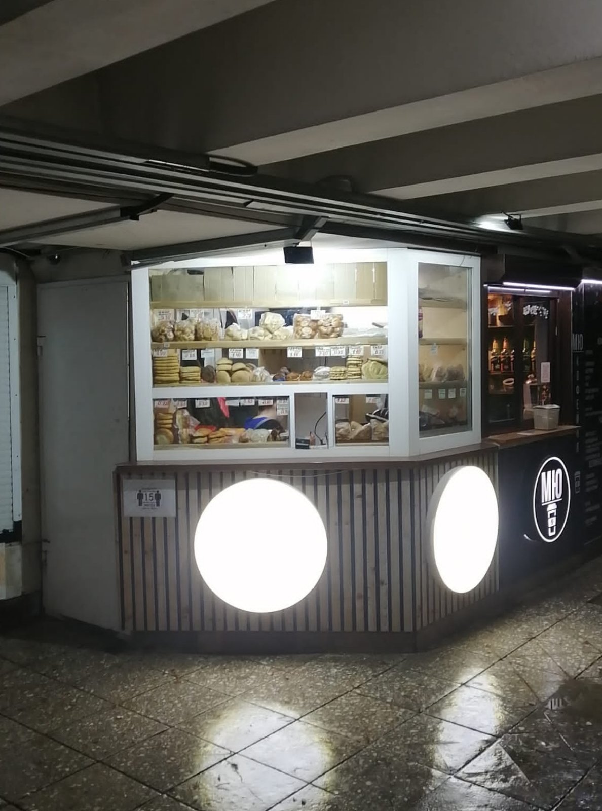 Киоск в переходе метро Институт Культуры и танцевальный зал