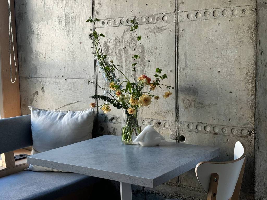 Салон цветов + кофейня в одном пространстве