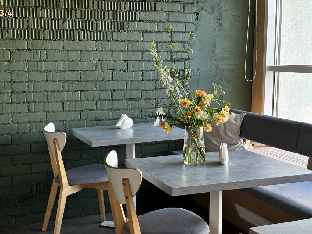 Салон цветов + кофейня в одном пространстве