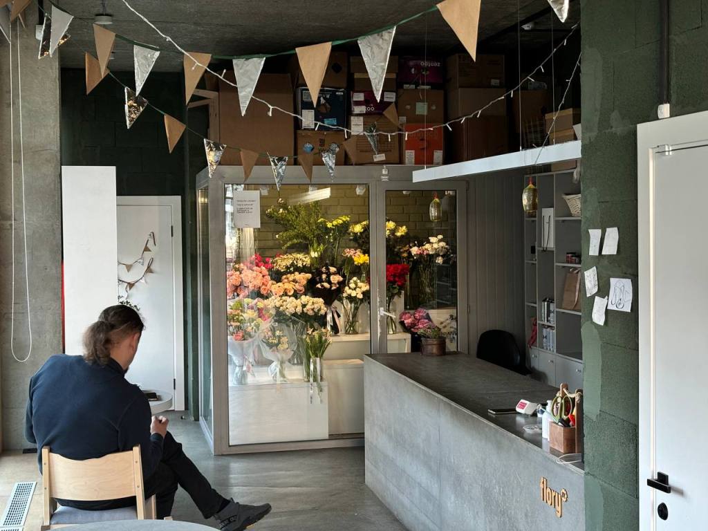 Салон цветов + кофейня в одном пространстве