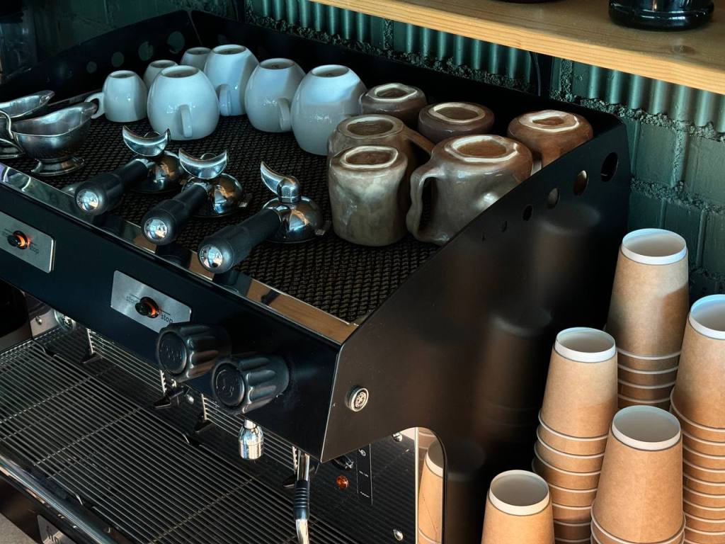 Салон цветов + кофейня в одном пространстве