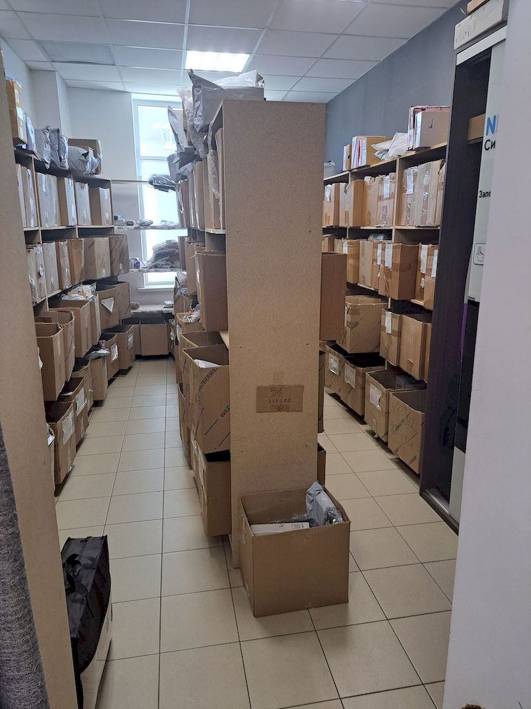 Пункт выдачи заказов возле Киевского сквера