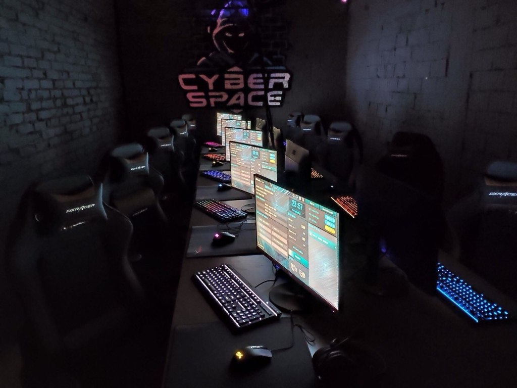 Киберлаундж «cyber space» у метро Молодежная