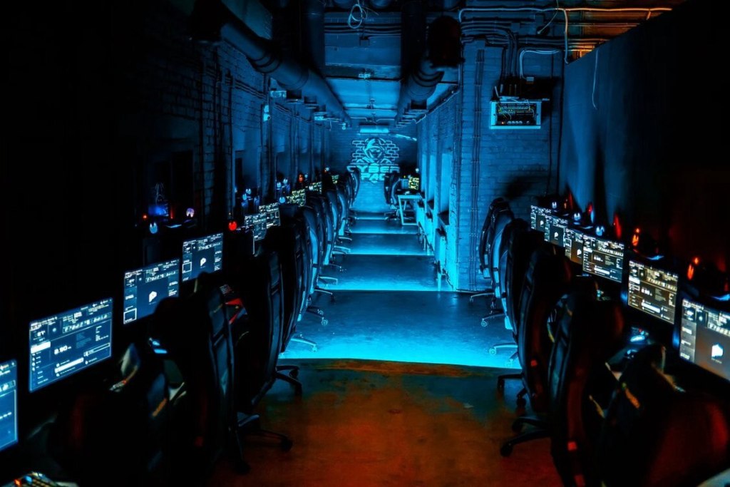 Киберлаундж «cyber space» у метро Молодежная