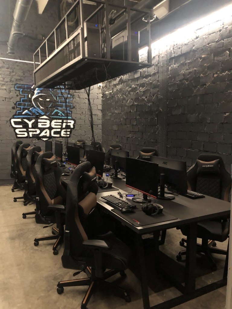 Киберлаундж «cyber space» у метро Молодежная