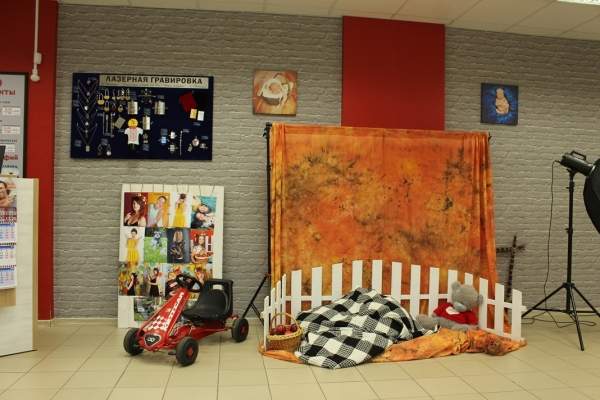 Фотостудия с большим количеством фотозон