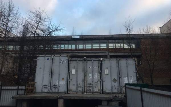 Три контейнера холодильника с рампой и арендаторами