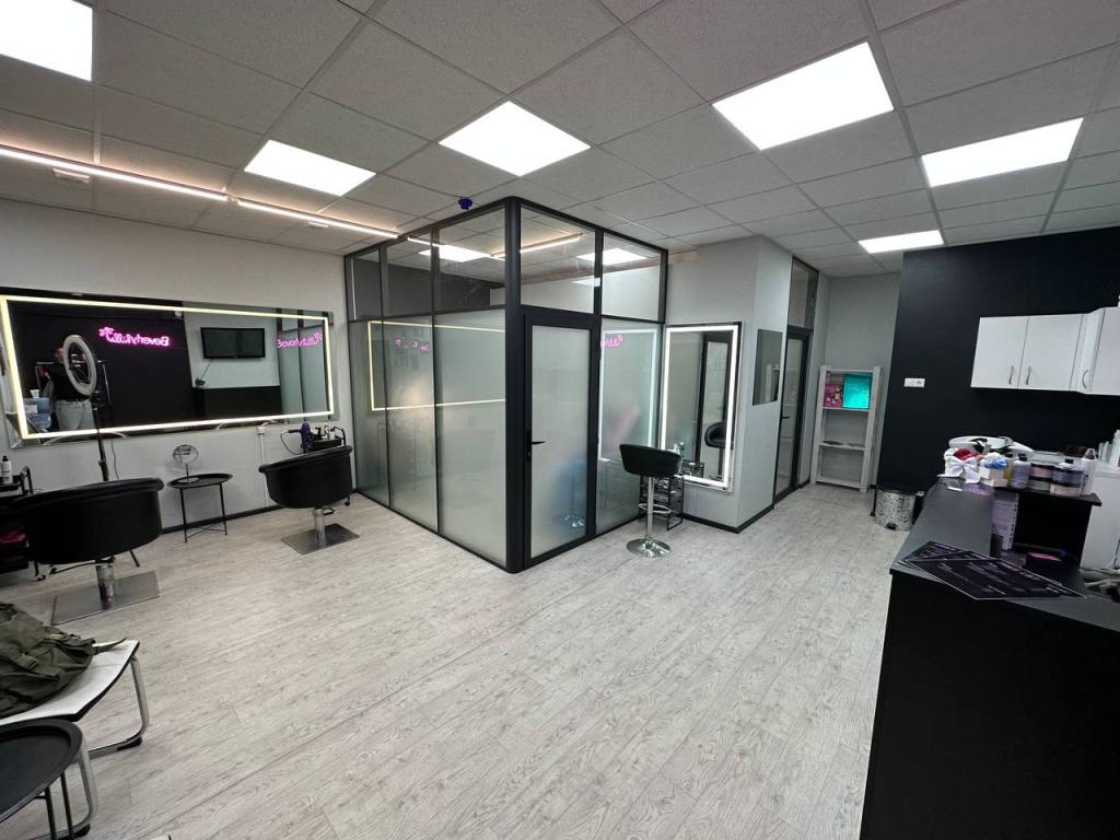 Салон красоты в паре минутах ходьбы от метро Ленина