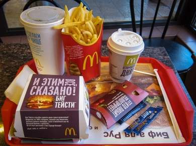 Москвич хотел отсудить у McDonald’s более $100 000 за пролитый на ребенка кофе. Суд частично удовлетворил иск.